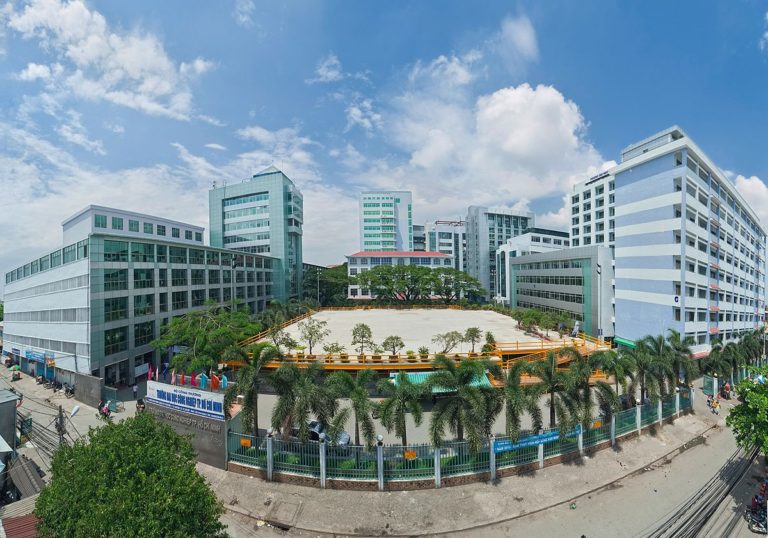 عروض تكوين من الجامعة الفيتنامية للصناعة والتجارة